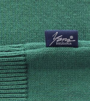 Pánsky sveter s dlhým rukávom a výstrihom zelená