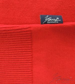 Pánsky sveter s dlhým rukávom a výstrihom červená